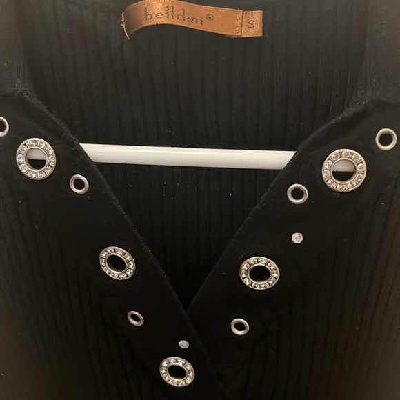 Perfect cute v-neck top - Picture 2 of 4